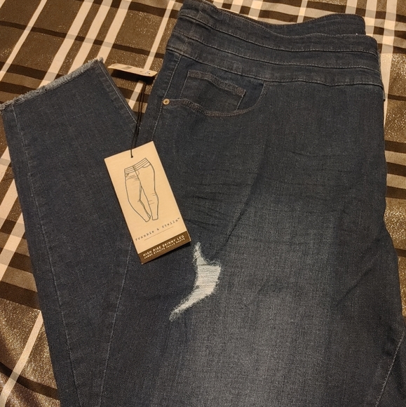 Gorgeous Jeans - Picture 2 of 4